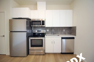 **RENT SPECIAL**Sleek, Contemporary & Modern Living in the Heart of Sellwood!