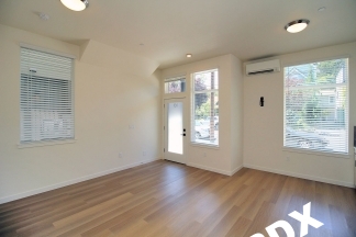 *RENT SPECIAL* Sleek, Contemporary & Modern Living in the Heart of Sellwood!