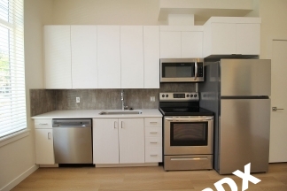 *RENT SPECIAL* Sleek, Contemporary & Modern Living in the Heart of Sellwood!