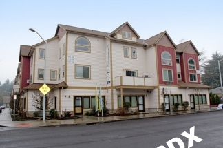 Trendy Apartment Home Conveniently next to MAX
