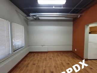 Trendy Apartment Home Conveniently next to MAX