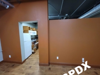 Trendy Apartment Home Conveniently next to MAX
