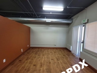 Trendy Apartment Home Conveniently next to MAX