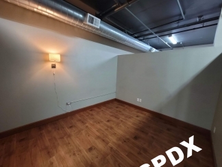 Trendy Apartment Home Conveniently next to MAX