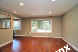 Nicely Updated 2 Bedroom at The Easton Apartments in SE PDX!