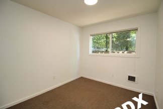 Nicely Updated 2 Bedroom at The Easton Apartments in SE PDX!