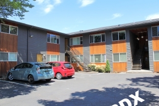 Charming Updated Belmont/Hawthorne 2 Bedroom