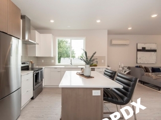 Fabulous Upgraded 2 Bedroom Apartment in Overlook!
