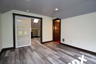 1 MO FREE SUMMER RENT SPECIAL - Top Floor Loft-Style 1bd++Den Updated Apartment in Historic NW District Building