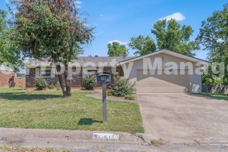 Quaint Comfort in Rogers: 3 Bed, 2 Bath with Ample Space
