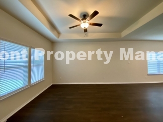 Gorgeous 4 Bedroom 2.5 Bath home w Upstairs Loft in Hunters Ranch Community!