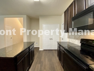 Gorgeous 4 Bedroom 2.5 Bath home w Upstairs Loft in Hunters Ranch Community!