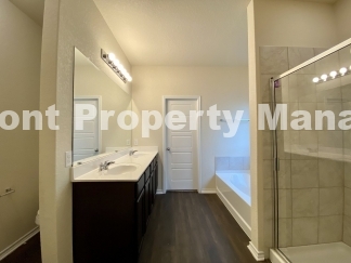 Gorgeous 4 Bedroom 2.5 Bath home w Upstairs Loft in Hunters Ranch Community!