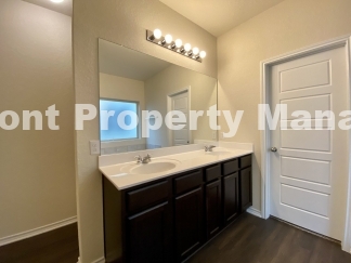 Gorgeous 4 Bedroom 2.5 Bath home w Upstairs Loft in Hunters Ranch Community!