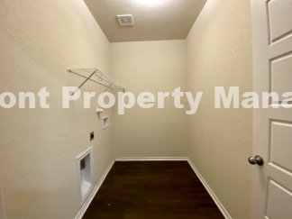 Gorgeous 4 Bedroom 2.5 Bath home w Upstairs Loft in Hunters Ranch Community!