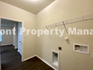 Gorgeous 4 Bedroom 2.5 Bath home w Upstairs Loft in Hunters Ranch Community!