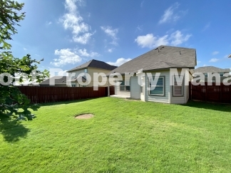 Gorgeous 4 Bedroom 2.5 Bath home w Upstairs Loft in Hunters Ranch Community!