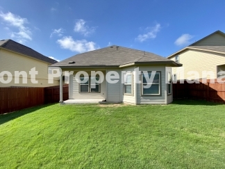 Gorgeous 4 Bedroom 2.5 Bath home w Upstairs Loft in Hunters Ranch Community!