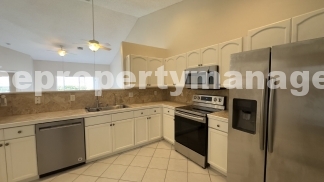 Charming 2-Bed, 2-Bath Townhouse in Wellington