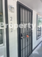 Cozy Urban Living: Charming 2-Bed, 1-Bath Apartment on Monterey Street!