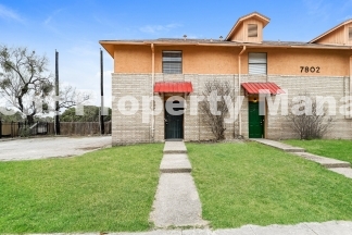 Newly Renovated  2-Bed Oasis with 2.5 Baths in Prime San Antonio Locale – Your Ideal Rental Retreat!