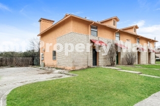 Newly Renovated  2-Bed Oasis with 2.5 Baths in Prime San Antonio Locale – Your Ideal Rental Retreat!