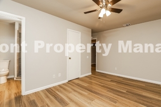 Newly Renovated  2-Bed Oasis with 2.5 Baths in Prime San Antonio Locale – Your Ideal Rental Retreat!