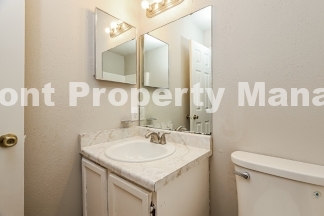 Newly Renovated  2-Bed Oasis with 2.5 Baths in Prime San Antonio Locale – Your Ideal Rental Retreat!
