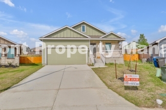 Spacious 4 bedroom, 2 bath home in Summerhill subdivision!