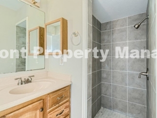 4 bed 2 bath in Meadow Village