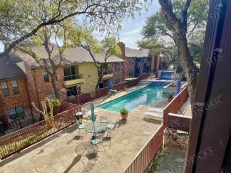 2 Bedroom Condo with Fireplace and Pool View in Medical Center San Antonio