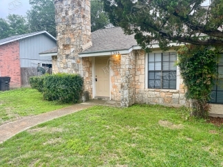 Spacious 2 Bedroom Duplex with Fireplace in Northeast San Antonio