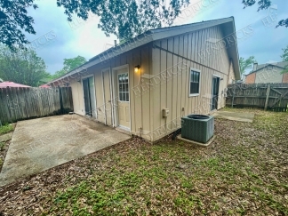 Spacious 2 Bedroom Duplex with Fireplace in Northeast San Antonio