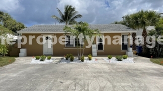 Charming 3-Bedroom with Spacious Living in Lantana!