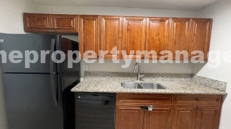 Charming 3-Bedroom with Spacious Living in Lantana!