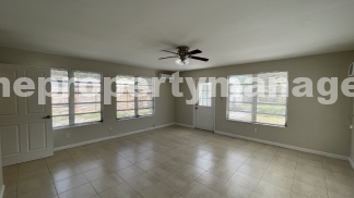 Charming 3-Bedroom with Spacious Living in Lantana!