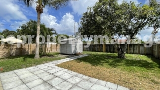 Charming 3-Bedroom with Spacious Living in Lantana!