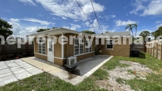 Charming 3-Bedroom with Spacious Living in Lantana!