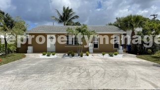 Charming 3-Bedroom with Spacious Living in Lantana!