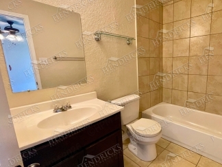 Charming 3 Bedroom Townhome Near Medical Center and Ingram Park