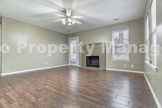 Quiet and Quaint Duplex in Rogers!