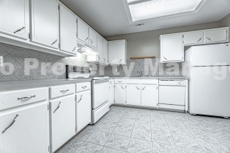 Quiet and Quaint Duplex in Rogers!