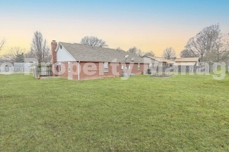 Quiet and Quaint Duplex in Rogers!