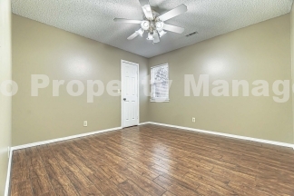 Quiet and Quaint Duplex in Rogers!
