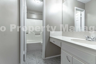 Quiet and Quaint Duplex in Rogers!