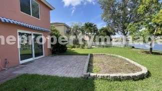 Beautiful 4BR Waterfront Home in Lakes of Laguna