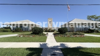 Lakefront 2BR Home in 55+ Leisureville Community