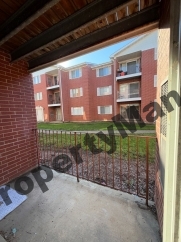 493 Leslie Ct, Apt 102, Des Plaines, IL 60016